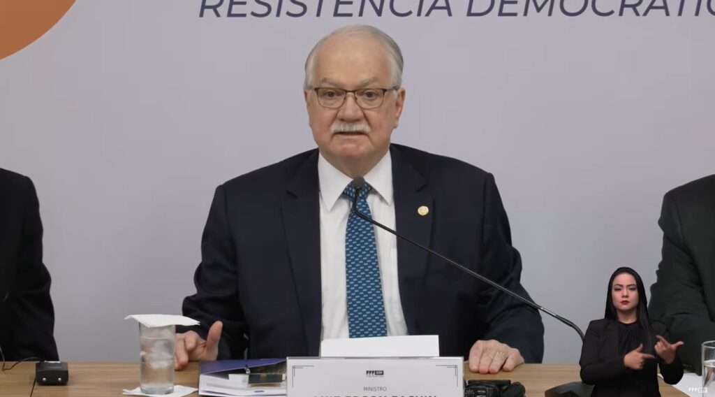 Ex-presidentes do STF pedem a Fachin rigor em denúncias contra Moraes