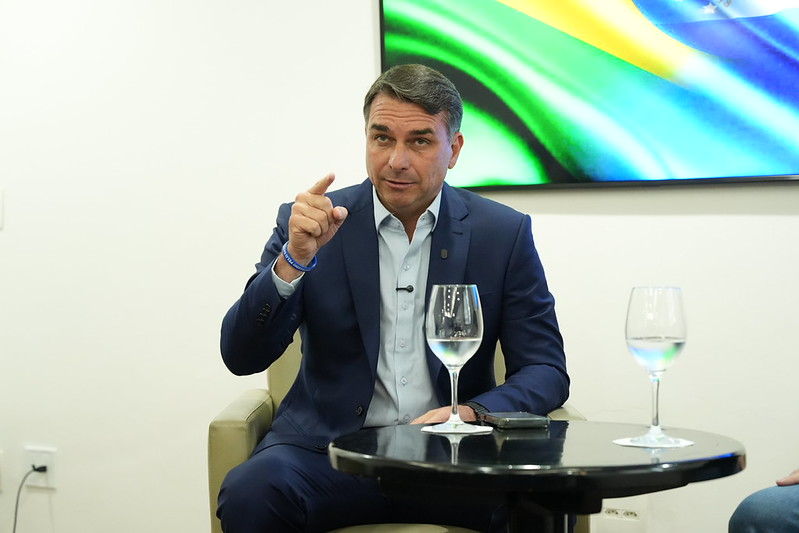 Flávio Bolsonaro reitera em lives a tese de vitória no primeiro turno