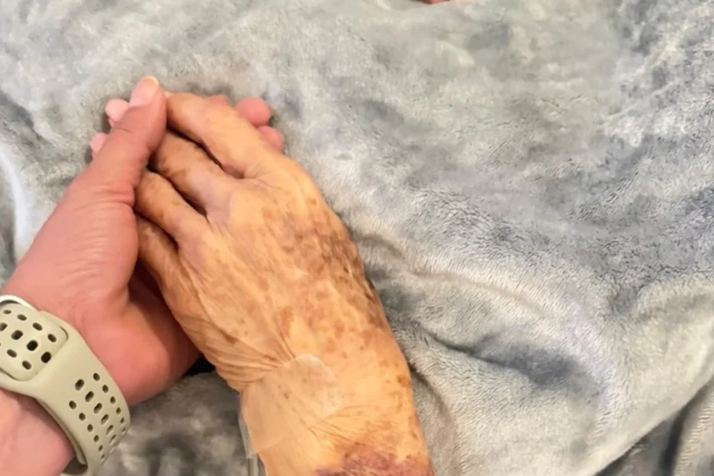 Celina publica foto com a mãe internada e mantém agenda suspensa