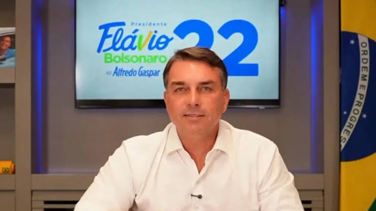 Flávio Bolsonaro diz que pedirá a Fachin investigação sobre Flávio Dino