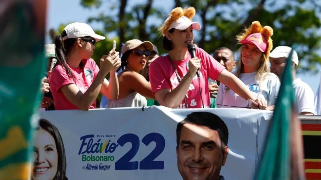 Michelle pede respeito a eleitores lulistas durante ato com Celina no DF