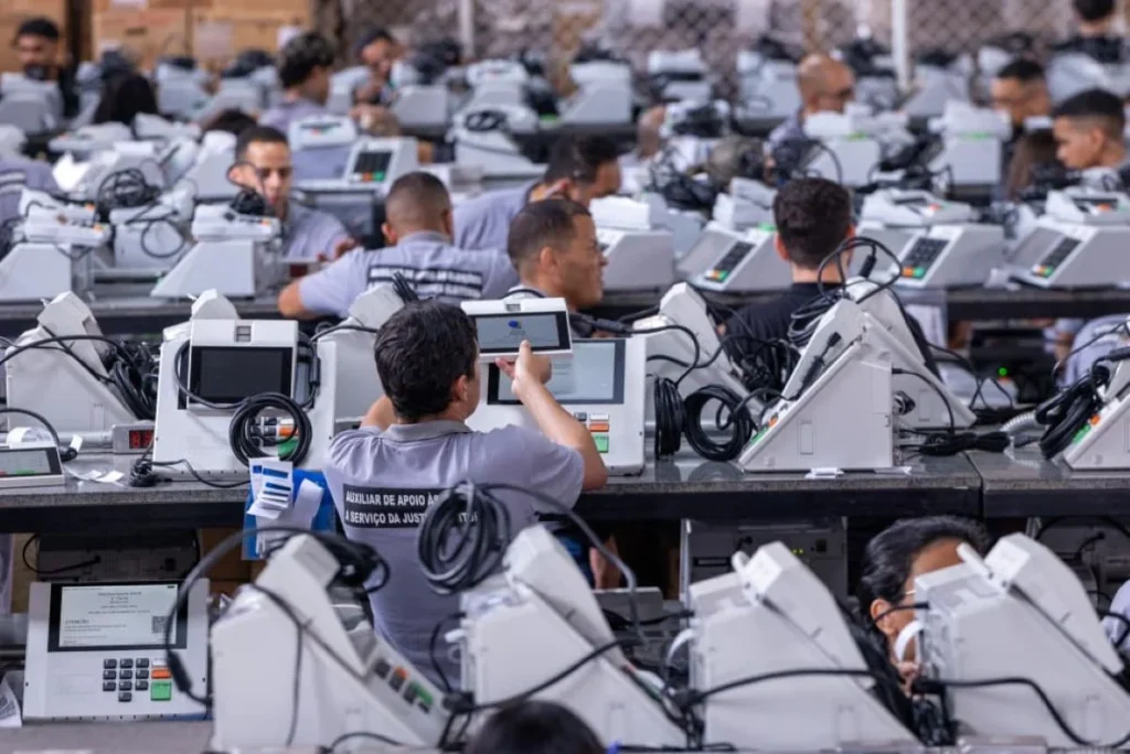 TRE-DF inicia preparação de quase 7 mil urnas para as eleições de 2026