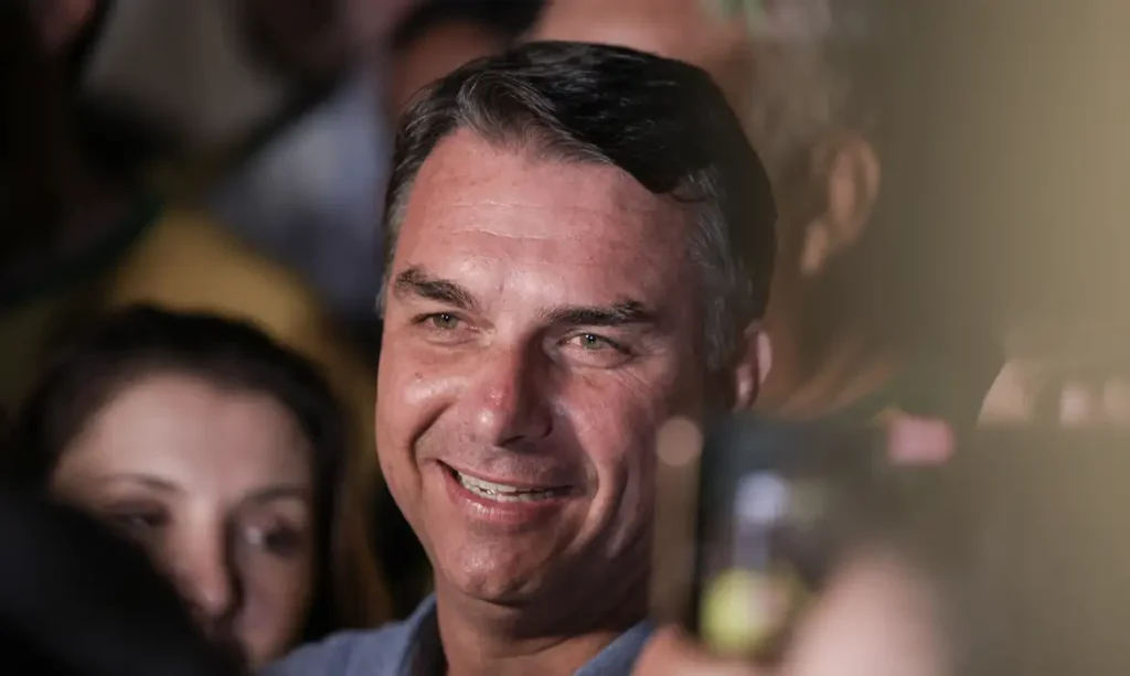 Após visitar Jair Bolsonaro, Flávio declara apoio ao fim da escala 6×1
