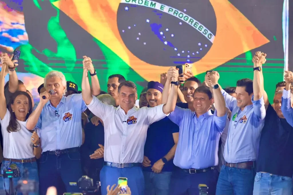 Caiado entra no radar para dois ministérios em eventual governo de Flávio