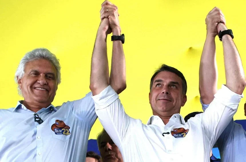 Caiado anuncia apoio a Flávio no 2º turno em ato com Tarcísio e Daniel