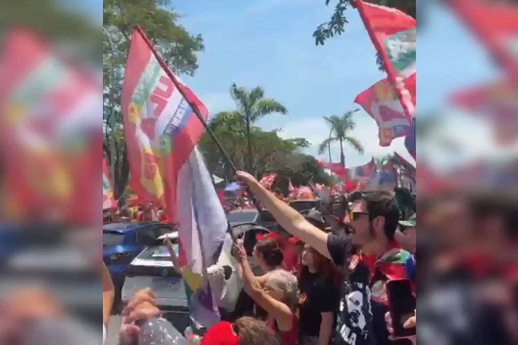 Manifestantes do PT bloqueiam Eixinho e motoristas denunciam adesivagem sem autorização