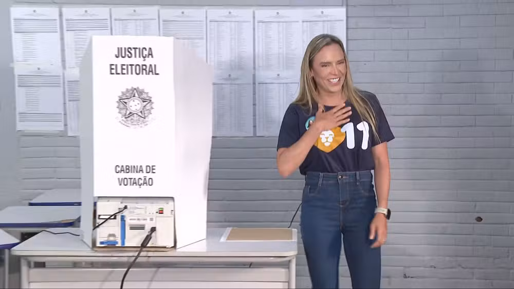 Celina vota no Lago Norte acompanhada de Michelle e Bia Kicis