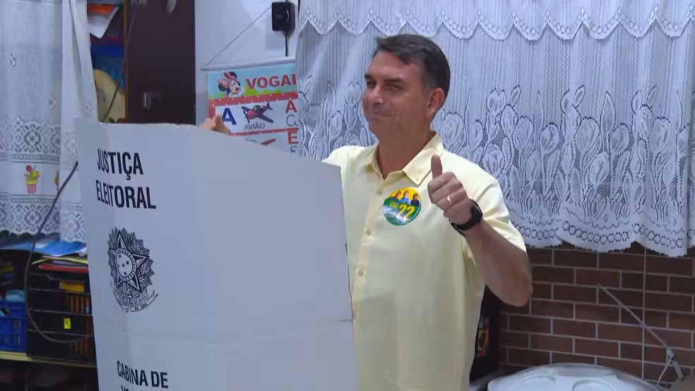 Eleições 2026: Flávio Bolsonaro vota no Rio de Janeiro confiante na vitória