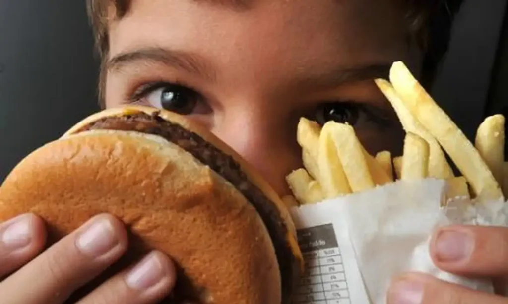 OMS lança primeiro guia para combater obesidade em crianças e adolescentes
